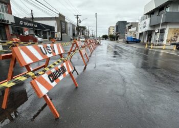 Prefeitura de Americana interdita canteiro central da Campos Sales para reparos em semáforo