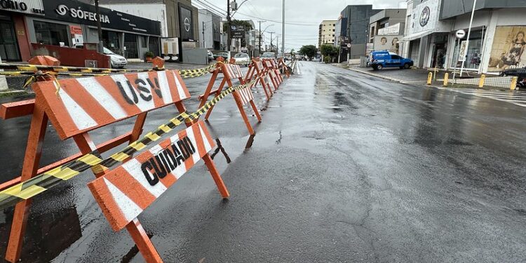 Prefeitura de Americana interdita canteiro central da Campos Sales para reparos em semáforo