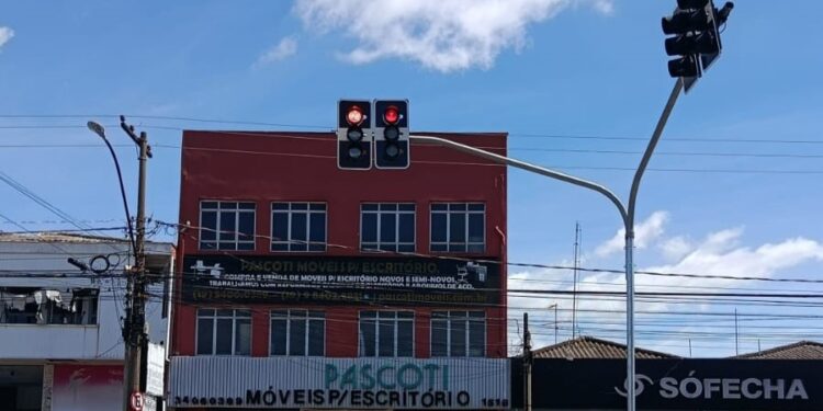 Semáforo da Avenida Campos Sales volta a funcionar após conclusão de reparos