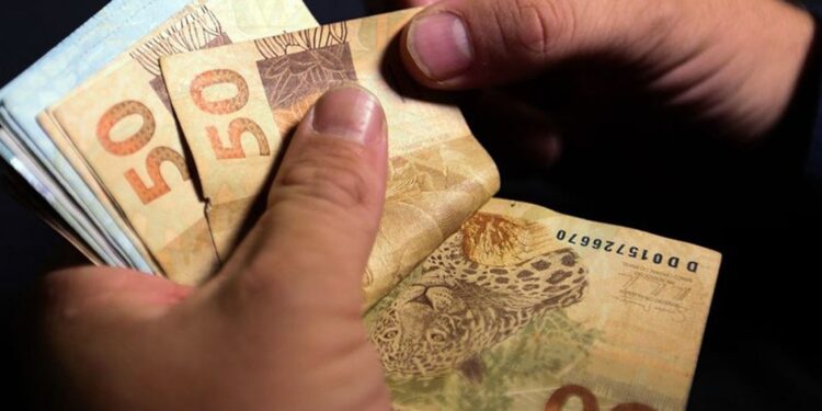 Governo confirma salário mínimo de R$ 1.621 para 2026