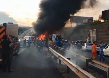 Caminhão pega fogo e interdita Rodovia Anhanguera em Sumaré