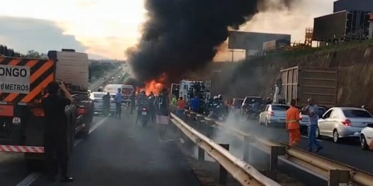 Caminhão pega fogo e interdita Rodovia Anhanguera em Sumaré
