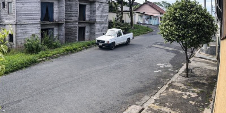 Descarte irregular de pneus em área pública do Parque Olaria gera preocupação entre moradores