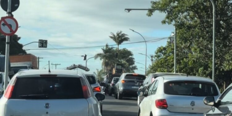 Furto de cabos provoca falha em semáforos e complica trânsito na Avenida Iacanga, em Americana