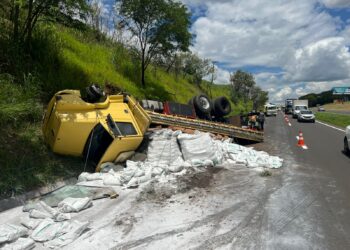 Caminhão carregado com fertilizantes tomba na SP-304 em Santa Bárbara d’Oeste