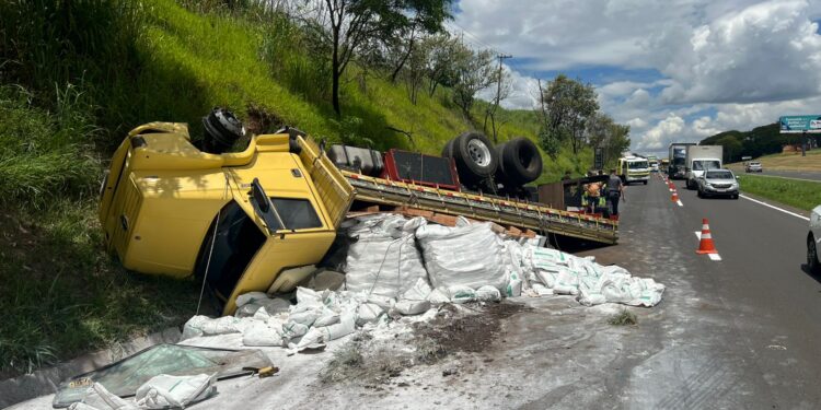 Caminhão carregado com fertilizantes tomba na SP-304 em Santa Bárbara d’Oeste