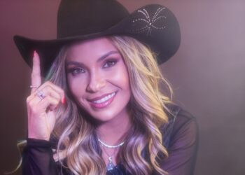 “Me libertando” de Elis Justi é a segunda música mais tocada nas rádios do Brasil em 2025