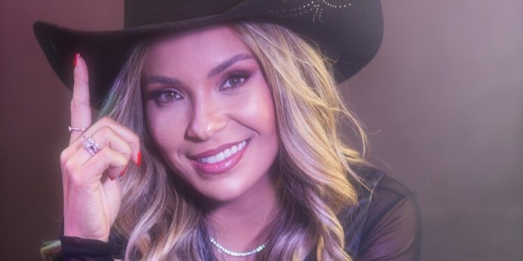 “Me libertando” de Elis Justi é a segunda música mais tocada nas rádios do Brasil em 2025