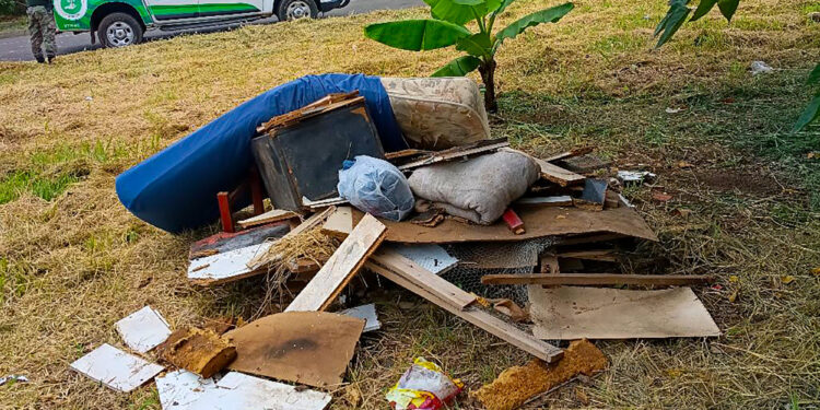 Descarte ilegal de entulho em área pública resulta em autuação no Parque Planalto