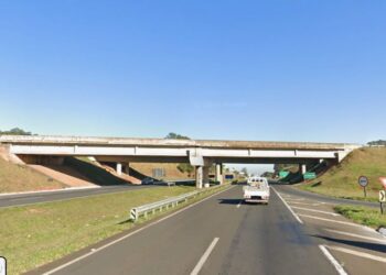 Mulher fica gravemente ferida após cair de viaduto na SP-304