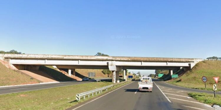 Mulher fica gravemente ferida após cair de viaduto na SP-304