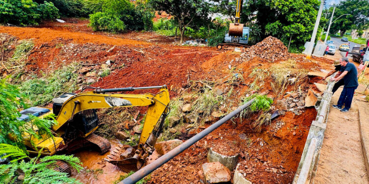 Obras no Córrego Mollon avançam e causam interdição parcial na Avenida Antonio Pedroso