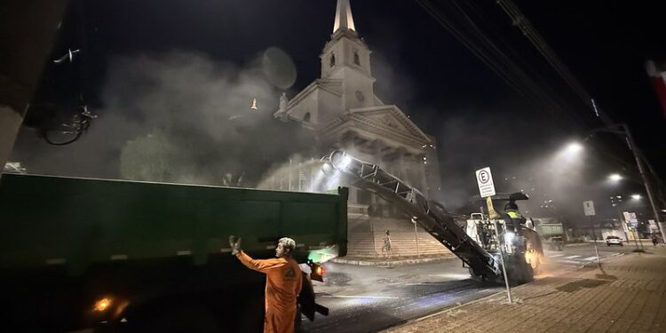 Americana inicia recapeamento noturno em vias centrais para melhorar tráfego