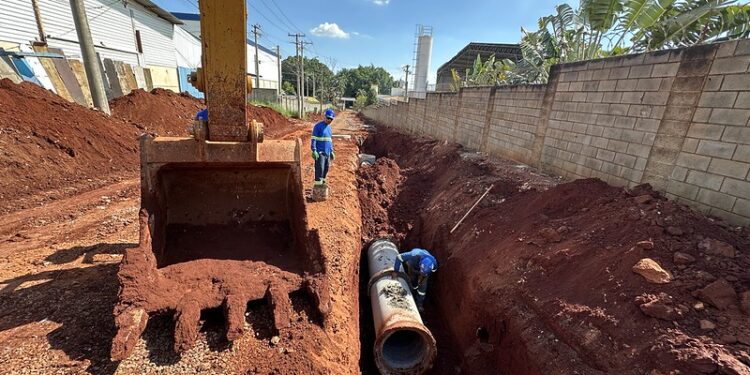 Obras de pavimentação avançam na Rua Vênus com foco em drenagem e infraestrutura