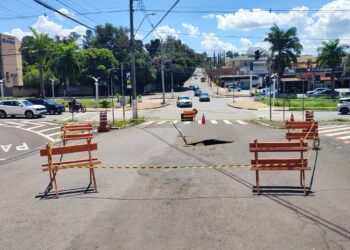 Erosão provoca interdição em cruzamento movimentado de Americana para obras emergenciais
