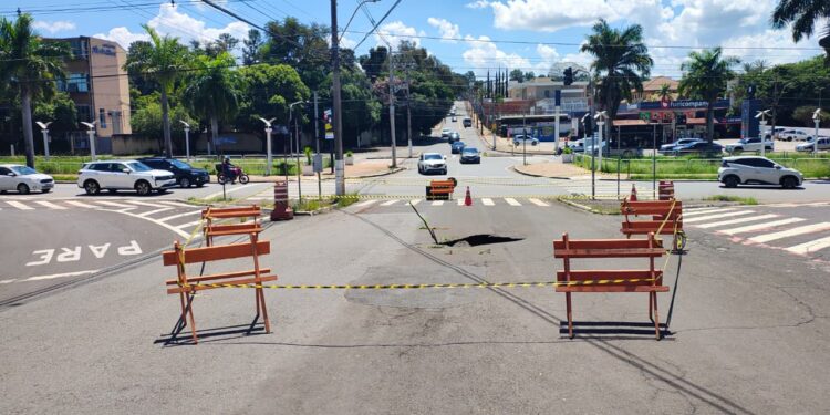 Erosão provoca interdição em cruzamento movimentado de Americana para obras emergenciais