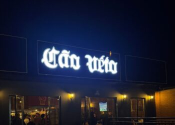 Cão Veio de Santa Bárbara d’Oeste lança promoção de cervejas para celebrar aniversário do vocalista do CPM 22