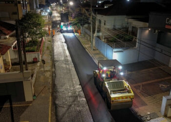 Obras noturnas avançam e Centro de Americana recebe nova camada de asfalto em ruas movimentadas