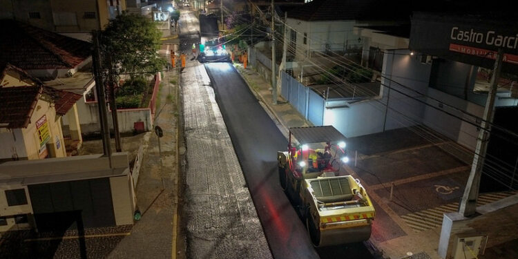 Obras noturnas avançam e Centro de Americana recebe nova camada de asfalto em ruas movimentadas