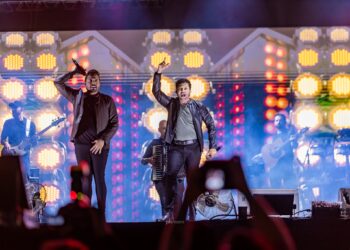 Ruan & Leandro se apresentam para uma multidão na Festa do Peão de Paulínia