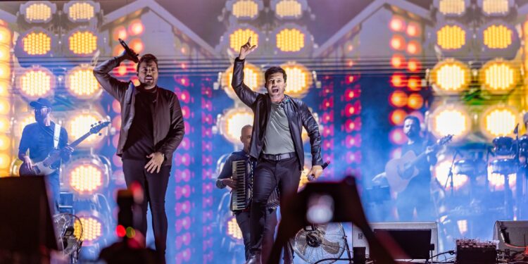 Ruan & Leandro se apresentam para uma multidão na Festa do Peão de Paulínia