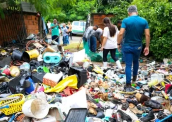 Prefeitura remove toneladas de entulho de casa de acumulador e identifica riscos à saúde em Santa Bárbara
