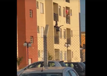 Moradores registram homem pendurado em sacada de apartamento em condomínio de Santa Bárbara d’Oeste