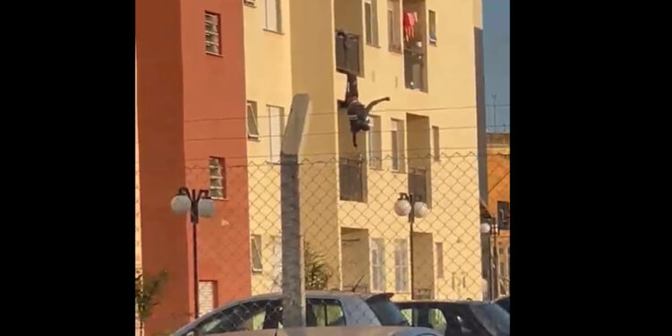 Moradores registram homem pendurado em sacada de apartamento em condomínio de Santa Bárbara d’Oeste