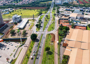 Santa Bárbara inicia recapeamento de importante via do Distrito Industrial com investimento de R$ 1 milhão