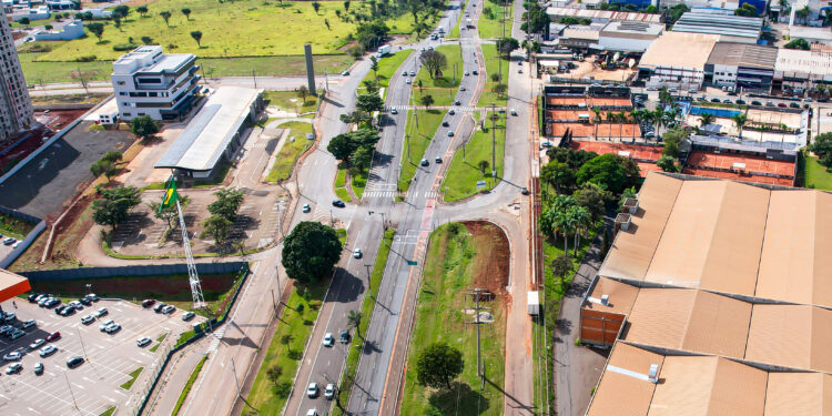 Santa Bárbara inicia recapeamento de importante via do Distrito Industrial com investimento de R$ 1 milhão