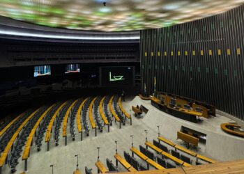 Câmara aprova PEC que reduz jornada para 40 horas e acaba com escala 6×1