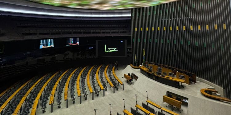 Câmara aprova PEC que reduz jornada para 40 horas e acaba com escala 6×1