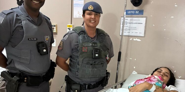 Policiais auxiliam parto de emergência e bebê nasce dentro de casa em Santa Bárbara d’Oeste