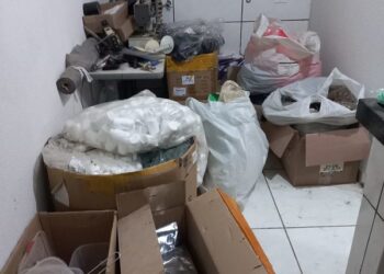 Fiscalização fecha fábrica clandestina de cosméticos e suplementos que funcionava em residência em Americana