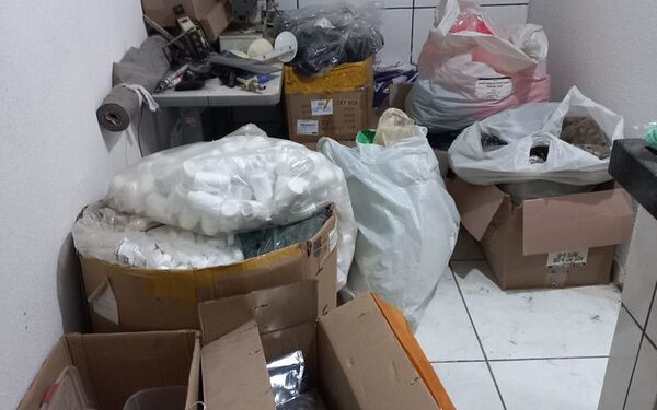 Fiscalização fecha fábrica clandestina de cosméticos e suplementos que funcionava em residência em Americana