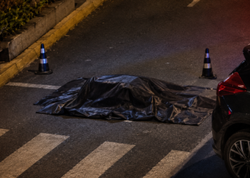 Pedestre morre após ser atingido por caminhão e carro na Rodovia Anhanguera, em Americana