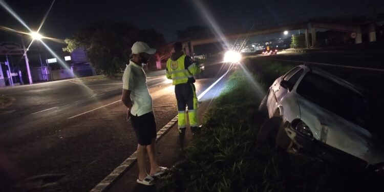 Carro deixa pista na Rodovia Luiz de Queiroz e mulher fica ferida em Americana