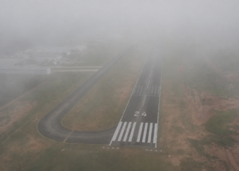 Avião de pequeno porte cai em área de mata durante forte neblina em Campo Grande; bombeiros fazem buscas