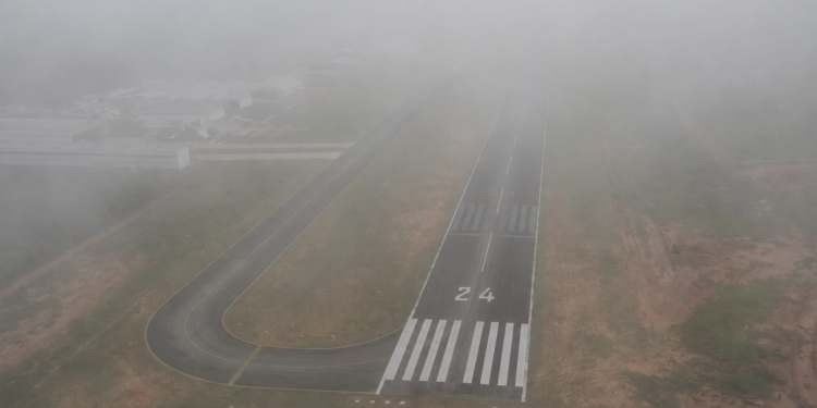 Avião de pequeno porte cai em área de mata durante forte neblina em Campo Grande; bombeiros fazem buscas