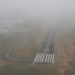 Avião de pequeno porte cai em área de mata durante forte neblina em Campo Grande; bombeiros fazem buscas