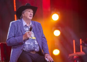 Sérgio Reis faz show especial do Dia dos Pais em Piracicaba