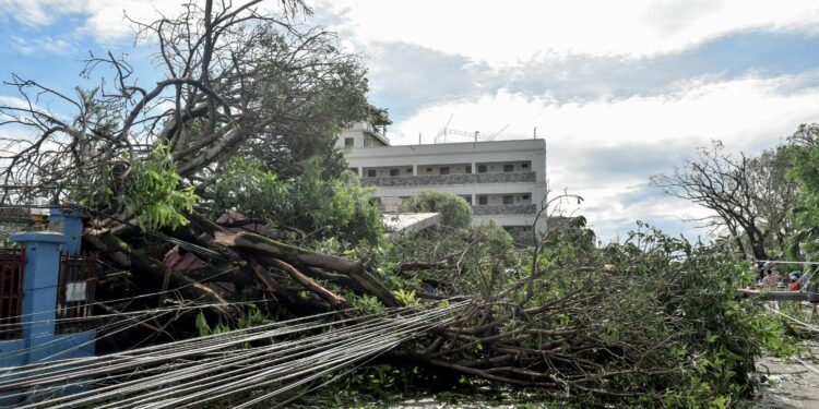 Supertufão Bavi atinge o Pacífico com ventos extremos e provoca destruição em ilhas dos EUA