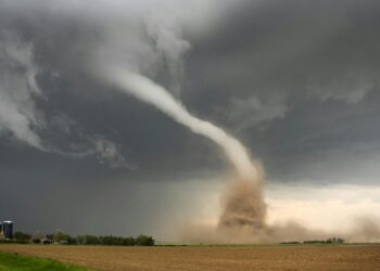 Homem é arremessado de apartamento no 12º andar durante tornado na China e sobrevive