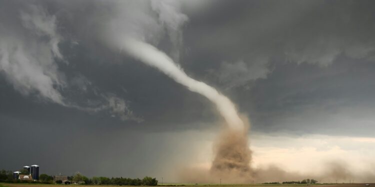 Homem é arremessado de apartamento no 12º andar durante tornado na China e sobrevive