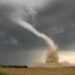 Homem é arremessado de apartamento no 12º andar durante tornado na China e sobrevive