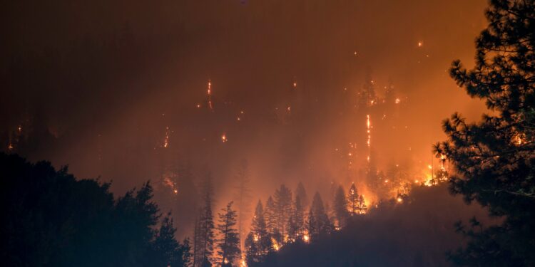 Incêndio de grandes proporções atinge o sul da França, desloca milhares e impacta o Tour de France