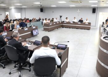 Câmara de Americana debate exigência de formação superior para secretários municipais