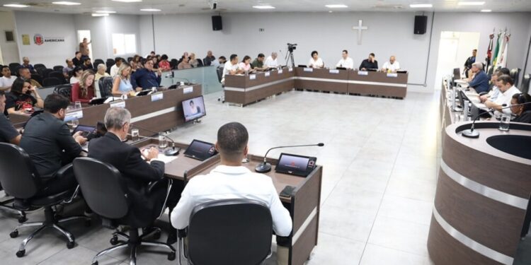 Câmara de Americana debate exigência de formação superior para secretários municipais