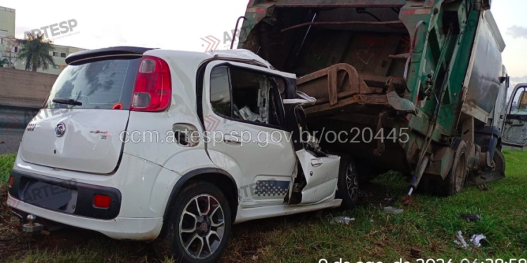 Motorista morre após Fiat Uno bater na traseira de caminhão de lixo na Rodovia Anhanguera, em Campinas