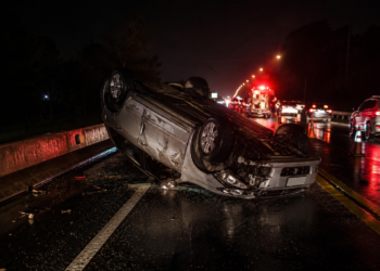 Carro capota na Rodovia Luiz de Queiroz, em Americana; ocorrência mobilizou equipes do DER